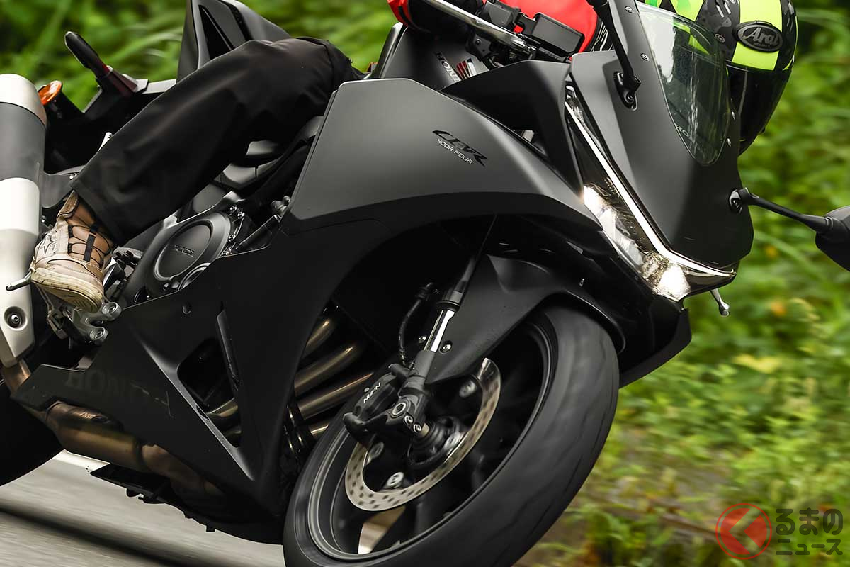ホンダ新型「CBR400R FOUR E-Clutch」に試乗する筆者(青木タカオ)