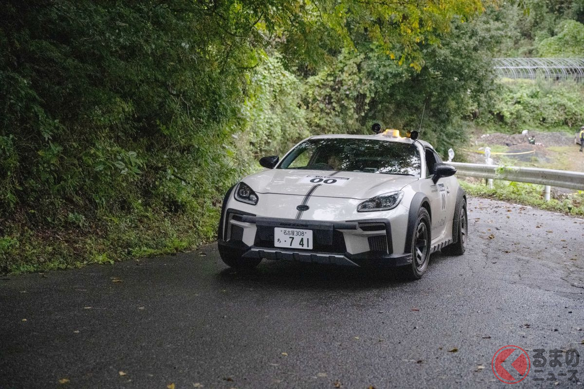 コースマーシャルカーの00カーとしてSSを走行した「KUHL OUTROAD GR86」