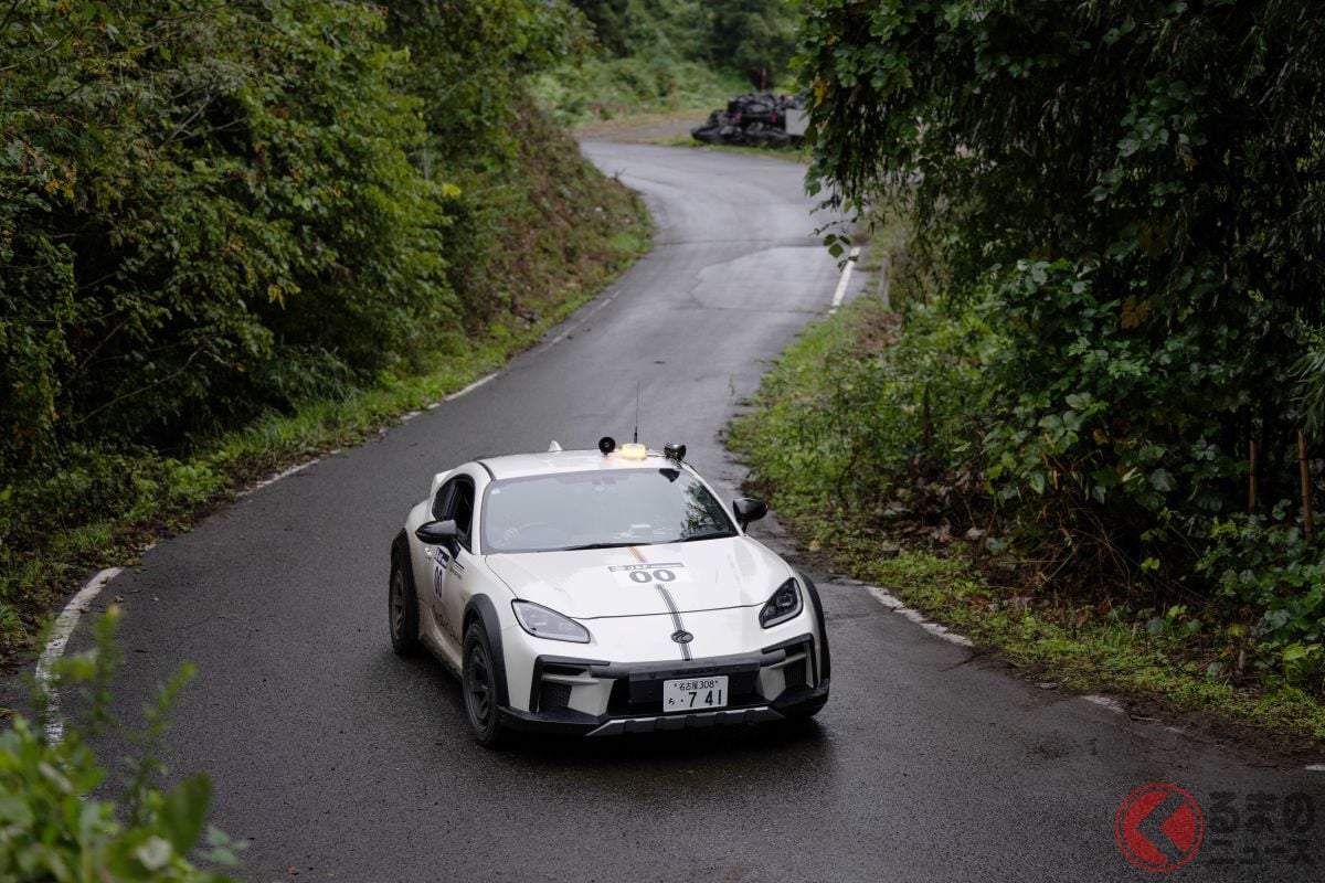 コースマーシャルカーの00カーとしてSSを走行した「KUHL OUTROAD GR86」