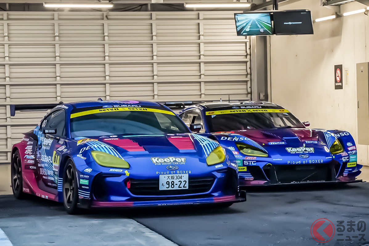 手前はXENOが手掛けたGTマシンのレプリカ。奥はSUBARU BRZ GT300