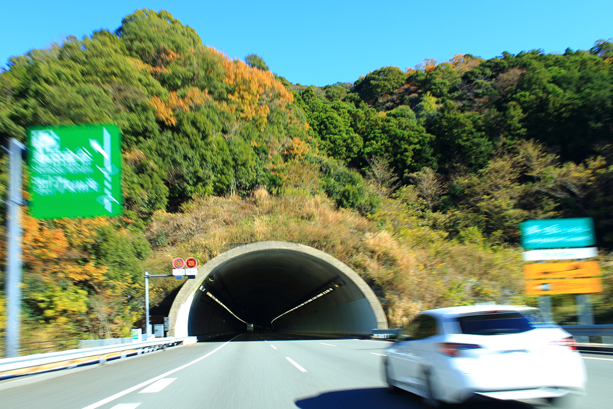トンネルの入口では暗さや空間が狭く感じられることから、無意識のうちに速度低下が起こりやすい（画像はイメージ、マッハ／PIXTA）