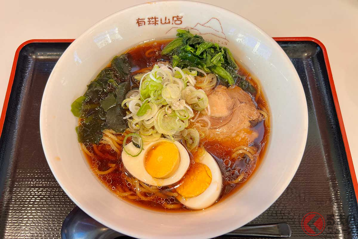 道央自動車道「有珠山SA」(下り)で食した「有珠山醤油ラーメン」(950円)は、具材にチャーシュー、わかめ、ほうれん草、刻みネギ、ゆで玉子が盛られた王道の味わいだった