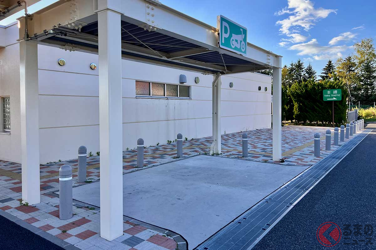 道央自動車道「有珠山SA」（下り）には、屋根が設置された2輪専用駐車スペースが確保されている。雨天時だけでなく、夏の強い日差しを避けられるのもライダーにとってはありがたい