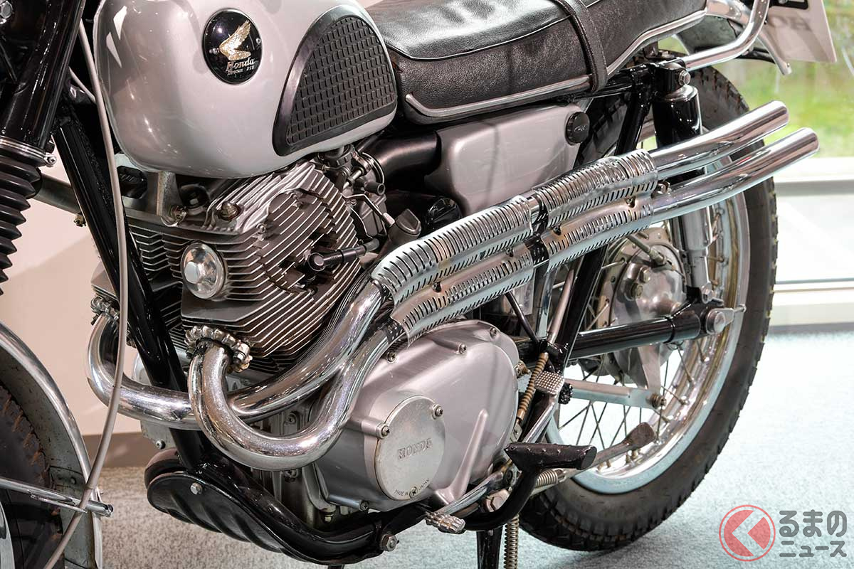 排気量247ccの空冷4ストローク2気筒OHCエンジンを搭載する「DREAM CL72 SCRAMBLER」。左2本出しのヒートガードを装備するアップマフラーが特徴的
