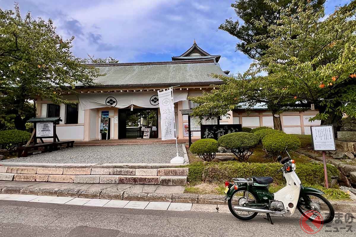 「松前城」の入口前で撮影し、バイクを駐車場へ移動して徒歩で城内を散策した