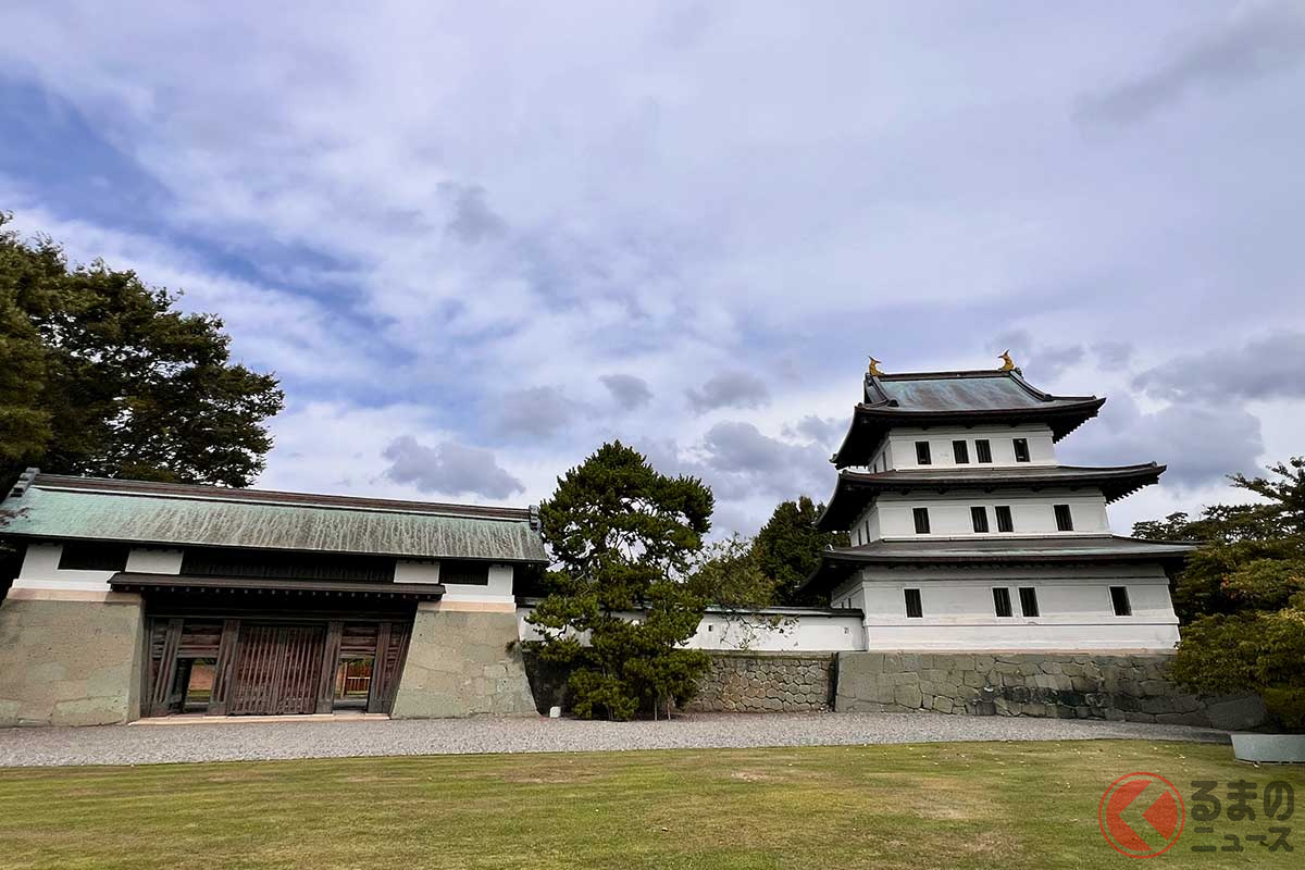 現在の天守は昭和35年に再建された復興天守。白壁と石垣が重なり、北海道の城らしい端正な姿を見せる。本丸御門は「松前城」で唯一現存する建物。再建天守と並ぶことで、本丸周辺の往時の雰囲気を伝えている