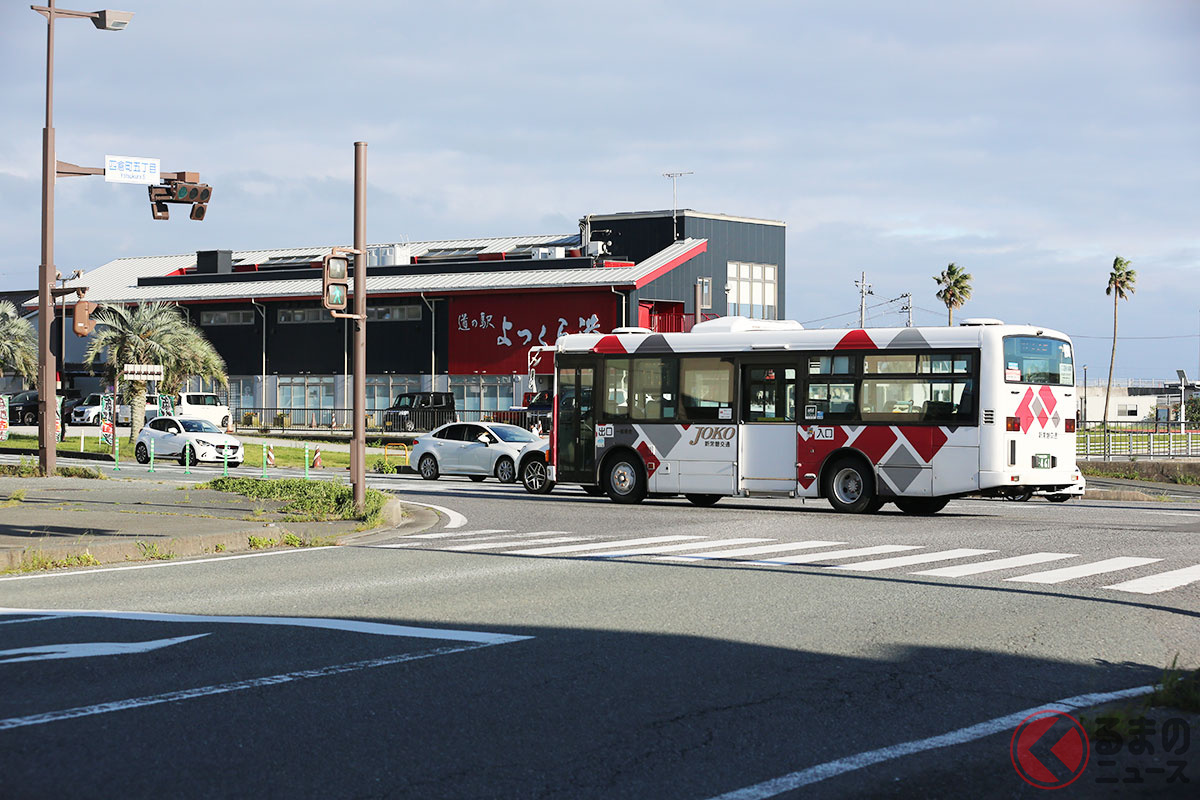道の駅「よつくら港」付近を通過する新常磐交通の路線バス［2026年9月17日／くるまのニュース編集部撮影］