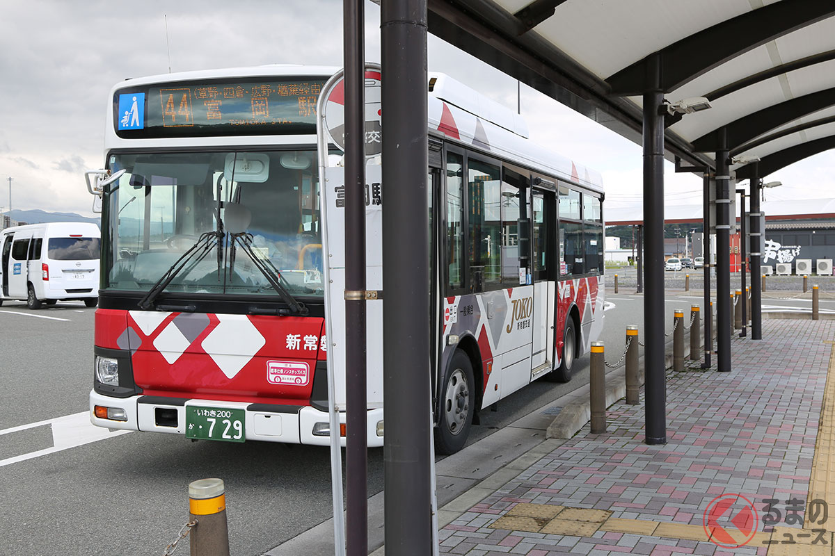 富岡駅に到着した新常磐交通「いわき富岡線」［2026年9月17日／くるまのニュース編集部撮影］