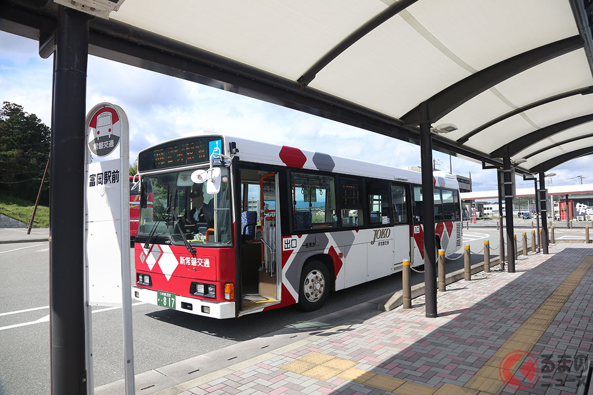 富岡駅に到着した新常磐交通「富岡浪江線」［2026年9月17日／くるまのニュース編集部撮影］
