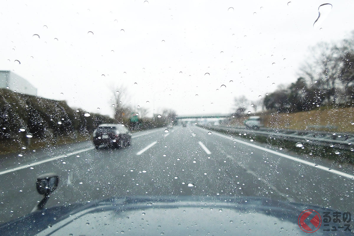 雨の高速道路のイメージ(画像:tsukat / PIXTA・イメージです)