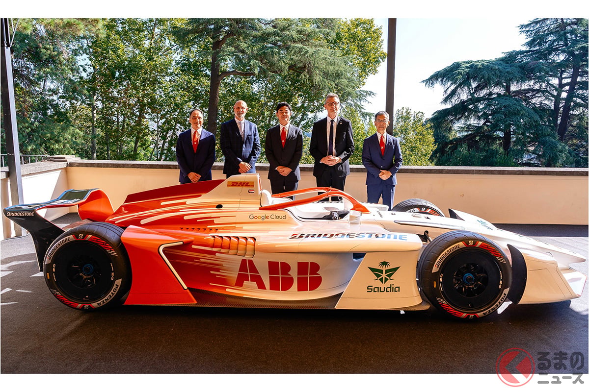 「POTENZA GEN4」を装着した「GEN4」マシンと(左から)Emilio Tiberio氏(ブリヂストン WEST CTO)、Jeff Dodds氏(フォーミュラE CEO)、森田 泰博氏(ブリヂストン 取締役 代表執行役 Global CEO)、Marek Nawarecki氏(FIA Senior Circuit Sport Director)、今井 弘氏(ブリヂストン 執行役 CPO 兼 グローバルモータースポーツ管掌)