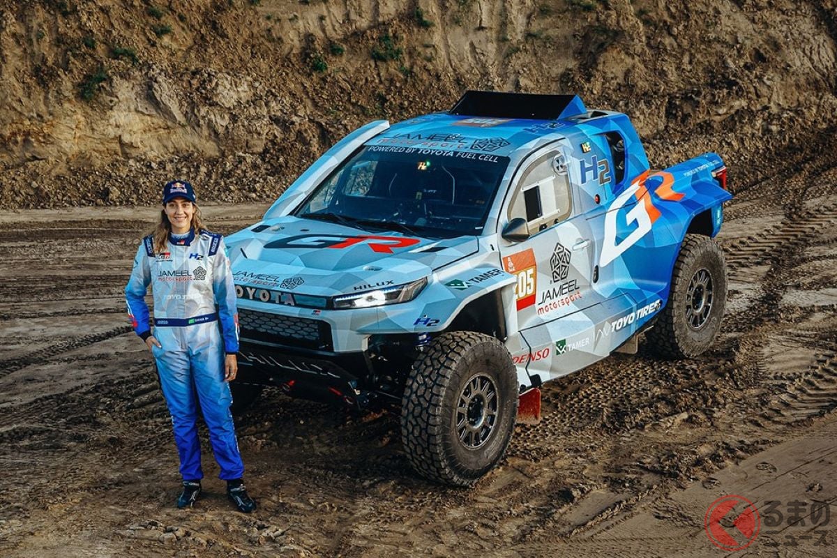 レースに参戦するFCEV車両「DKR GR FC Hilux」と、ドライバーのダニア・アキール氏