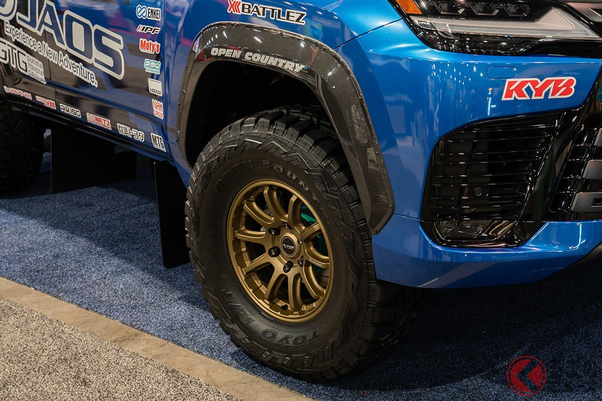 車高はボディリフトによって5インチ(約12.7センチ)アップ。タイヤはトーヨータイヤのオープンカントリーの35インチを装着(撮影:加藤博人)