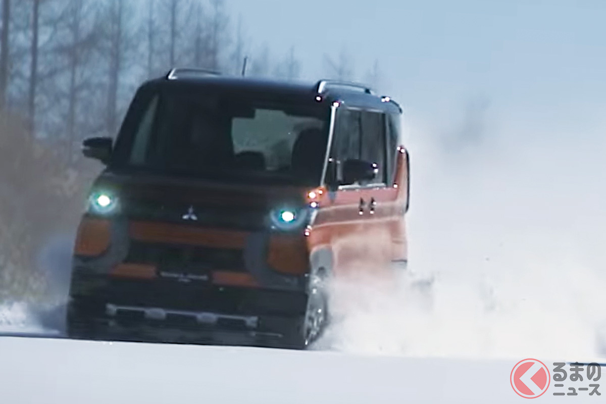 雪を巻き上げながら走破する三菱新型「デリカミニ」（画像：MitsubishiMotorsTV）