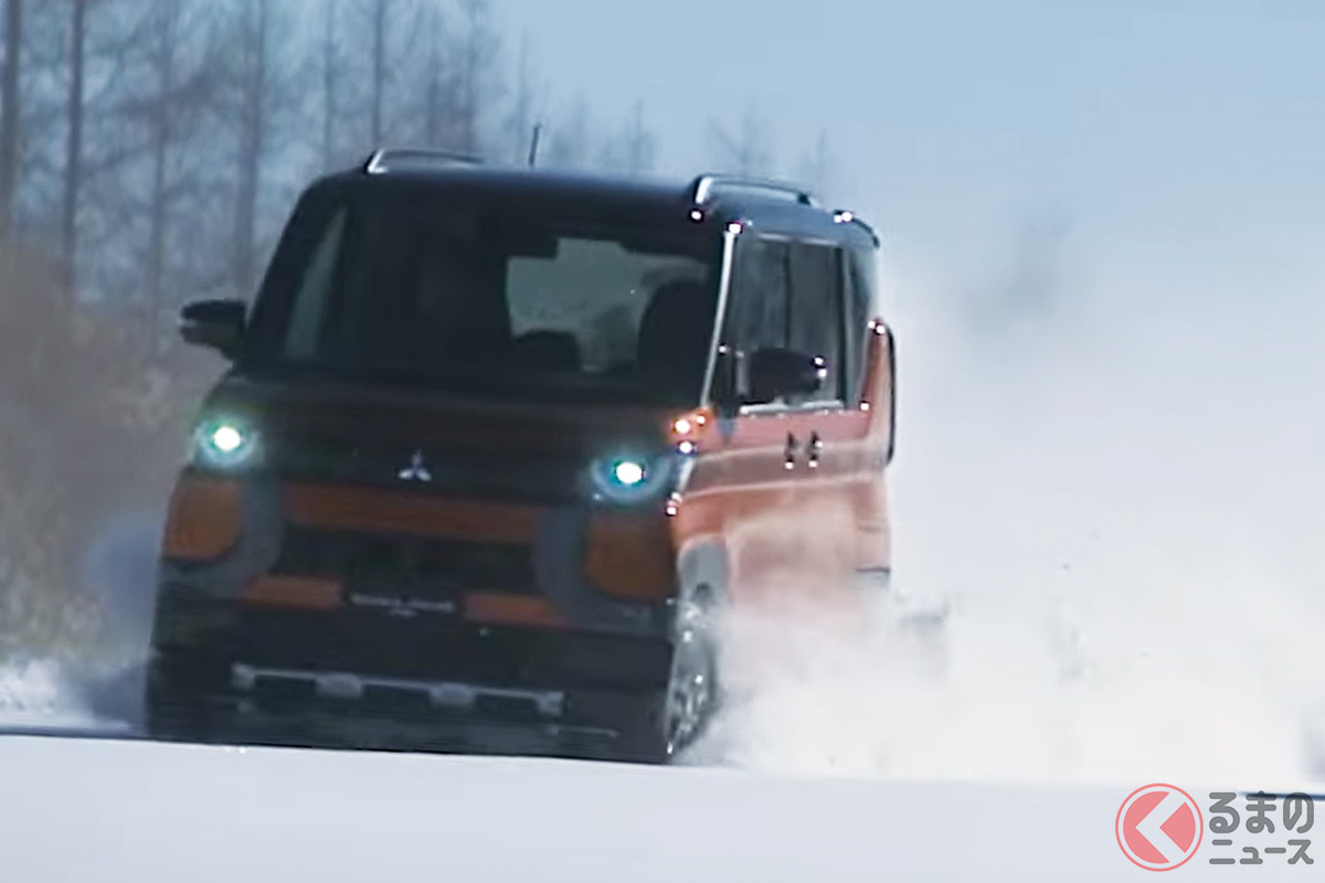 雪を巻き上げながら走破する三菱新型「デリカミニ」(画像:MitsubishiMotorsTV)