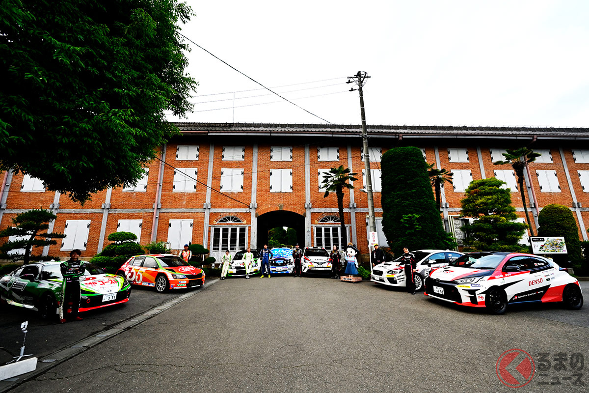 富岡製糸場でラリーカーの展示とライトアップがおこなわれた