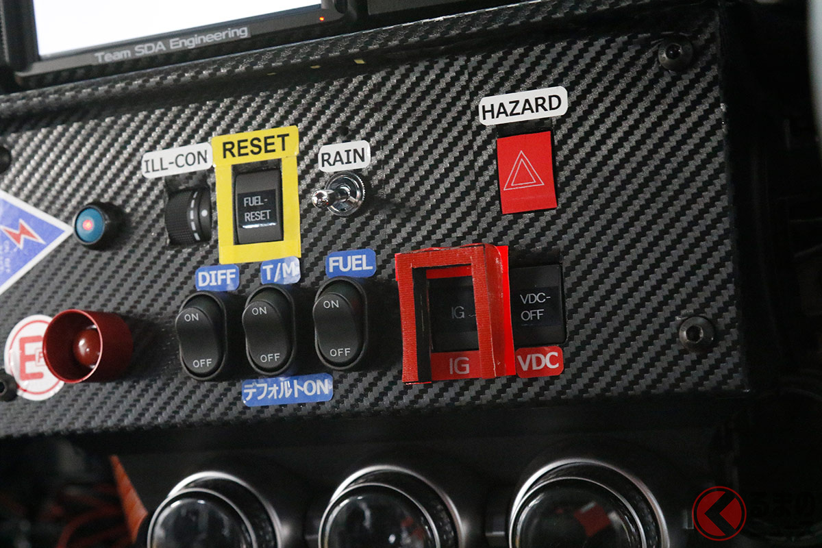 誤操作防止用の赤いカバーが本井監督自らの手によってその場で製作された