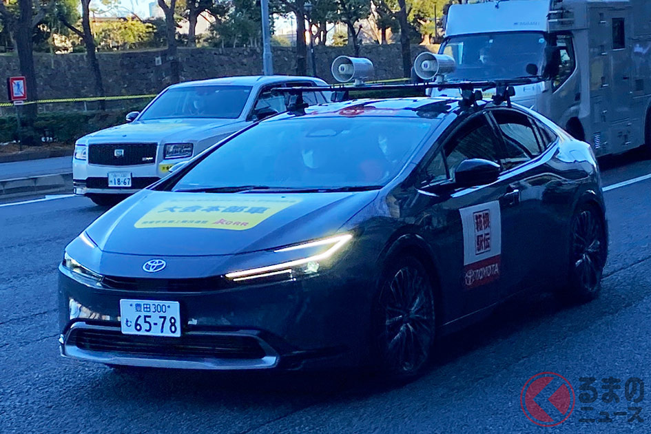 日本のナンバープレートを装着して初走行したトヨタ新型「プリウス」