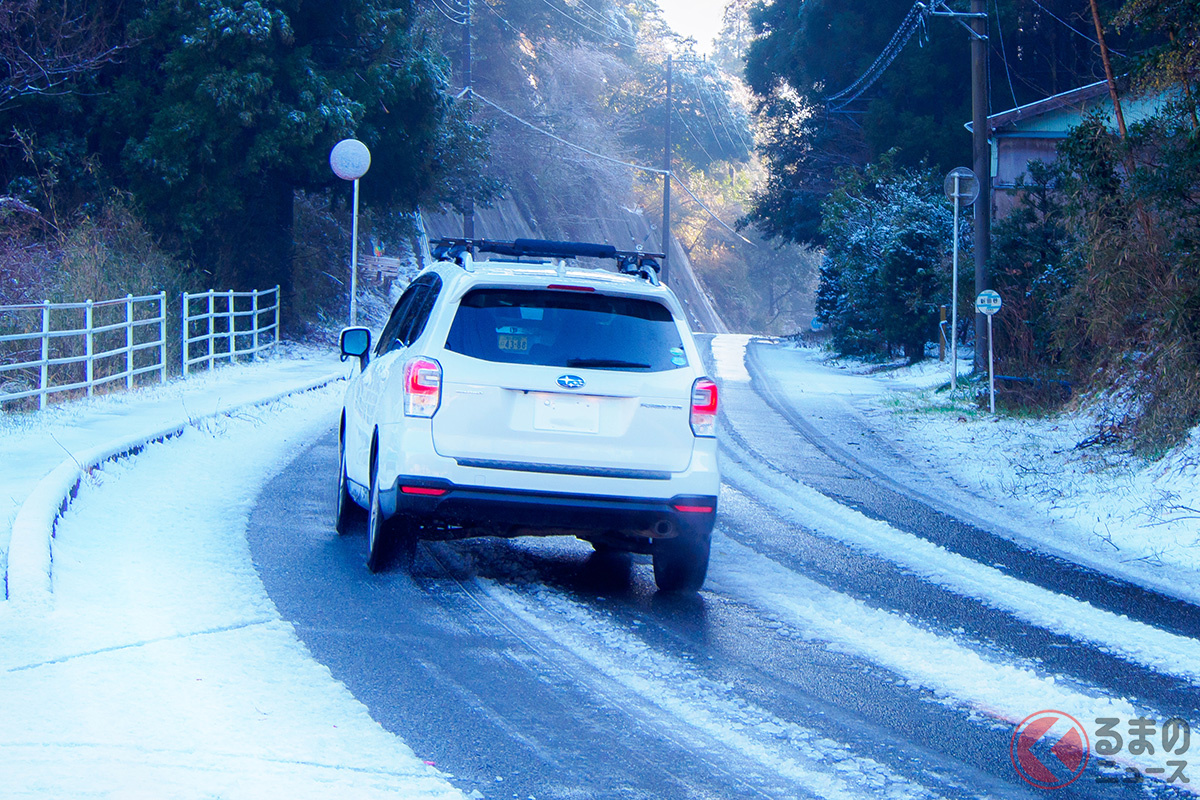一言で雪道と言ってもさまざまな性質があるため、状況に応じた運転が求められる