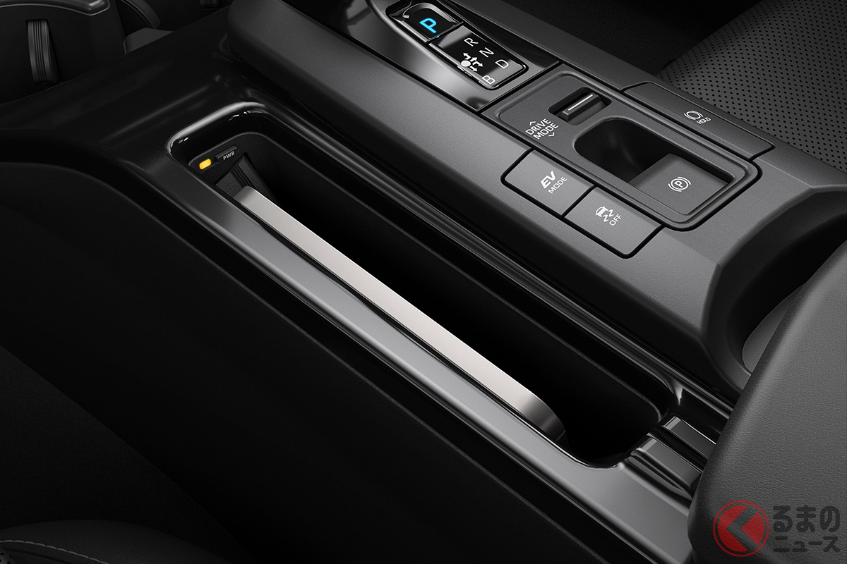 トヨタ「プリウス」はクラウンクロスオーバーとは異なる縦型のワイヤレス充電器が設定されている