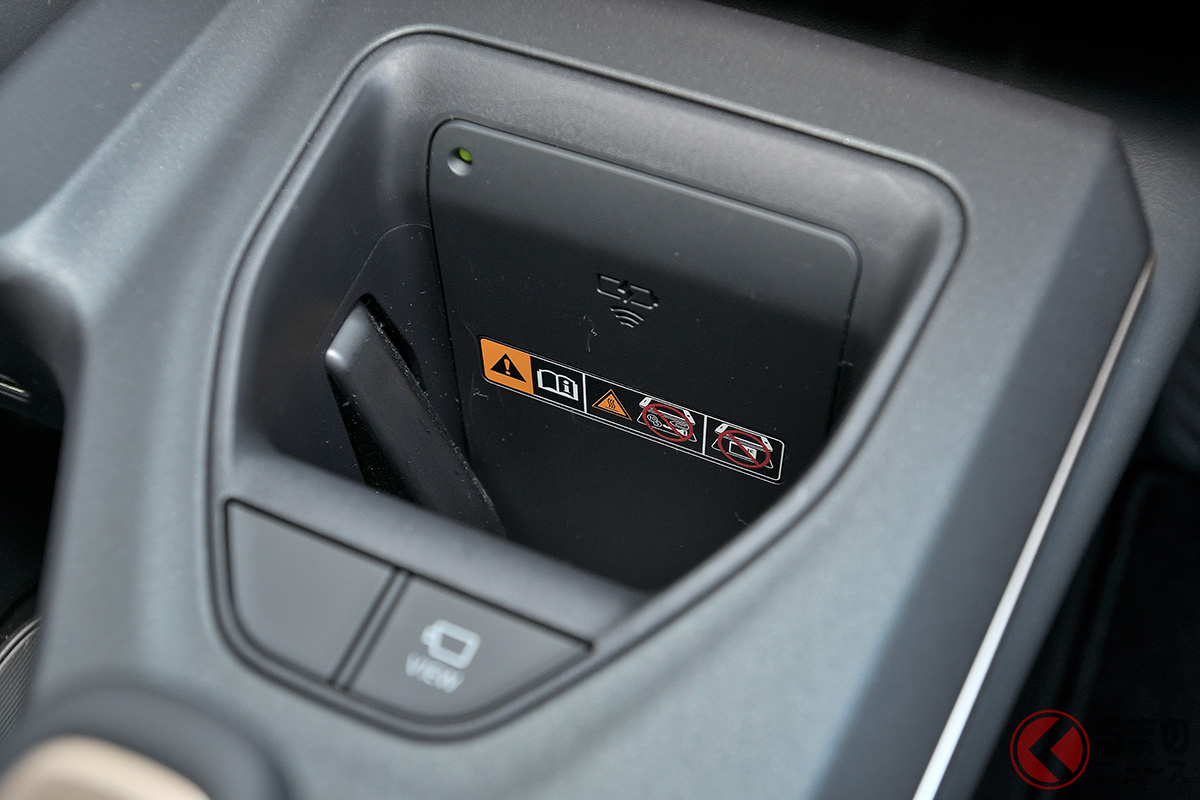 トヨタ「クラウンクロスオーバー」はトヨタ初となる縦型のワイヤレス充電器が設定されている