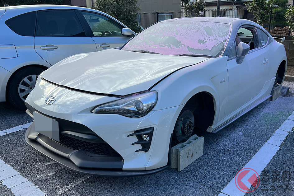 これは酷い!ピンクの粉だらけに… 被害に遭ったトヨタ「86」(画像提供:オーナーAさん)