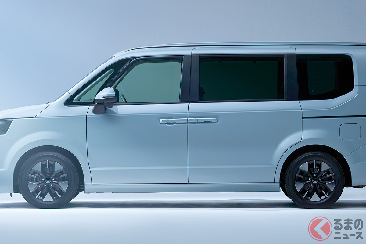 ホンダ「ステップワゴン」では前ドアから後のスライドドアまで繋がったようなデザインのグリップ型を採用している