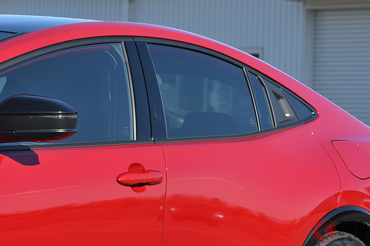 トヨタ新型「プリウス」では、前ドアにグリップ型、後ドアにフラップ型を採用している