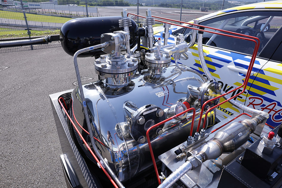 液体水素を搭載した水素エンジンカローラの車載用液体水素システム