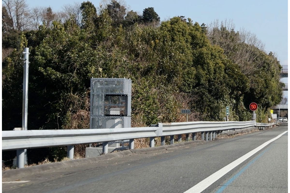 東名高速上りの東京寄りに確認された半固定式の土台（写真提供：オービスガイド）