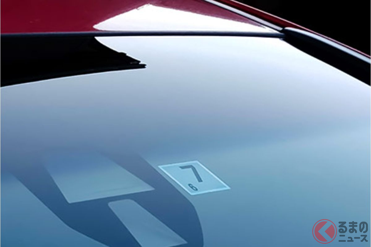 これまでフロントガラスの真ん中上側に貼られていた車検ステッカーだが…2023年7月から位置が変わる? これで車検切れは防げるのか?