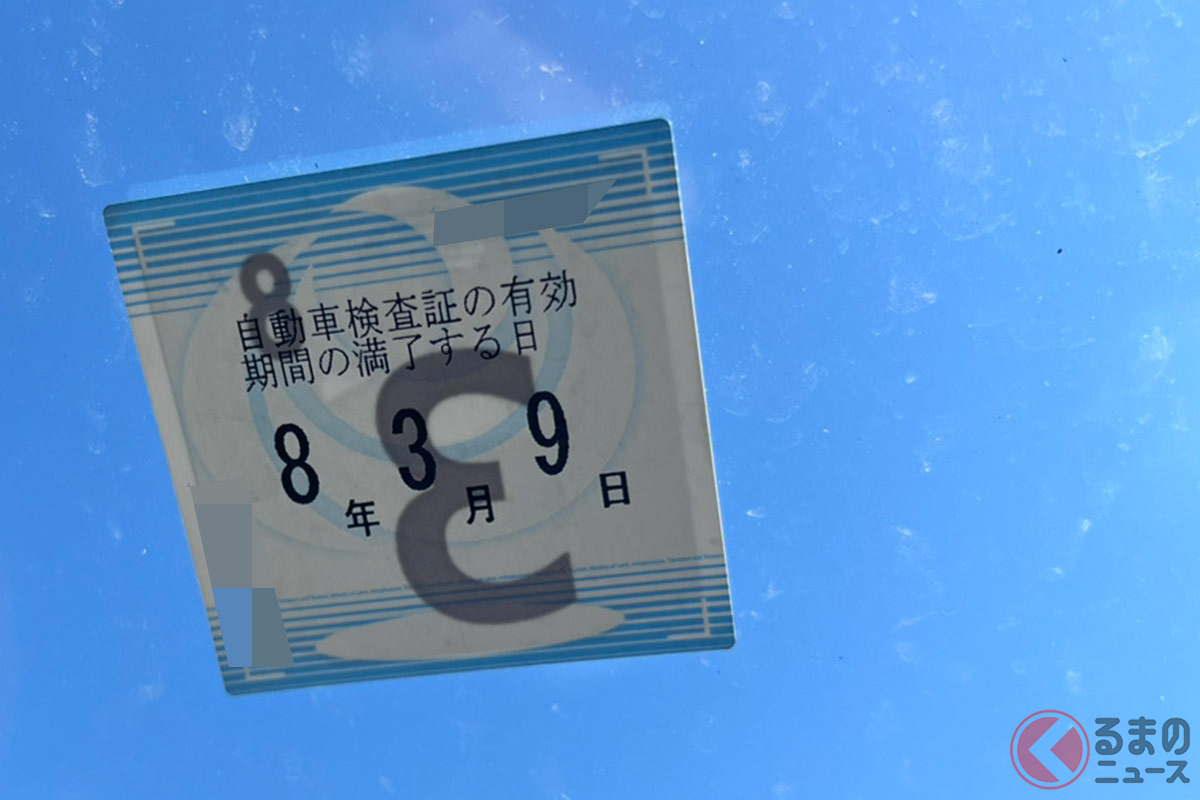 運転席から見る車検ステッカーの裏側