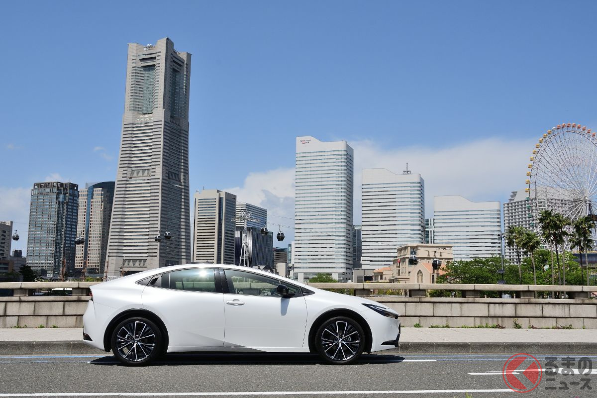 街中に溶け込む新型プリウス