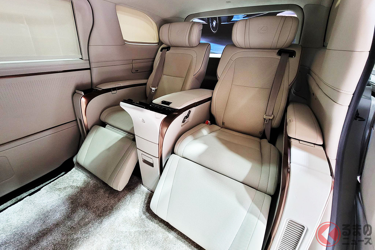 まさに豪華内装! 世界初公開されたレクサス新型「LM」 日本には2023年秋発売予定となる!(画像はLM500h/4座仕様)