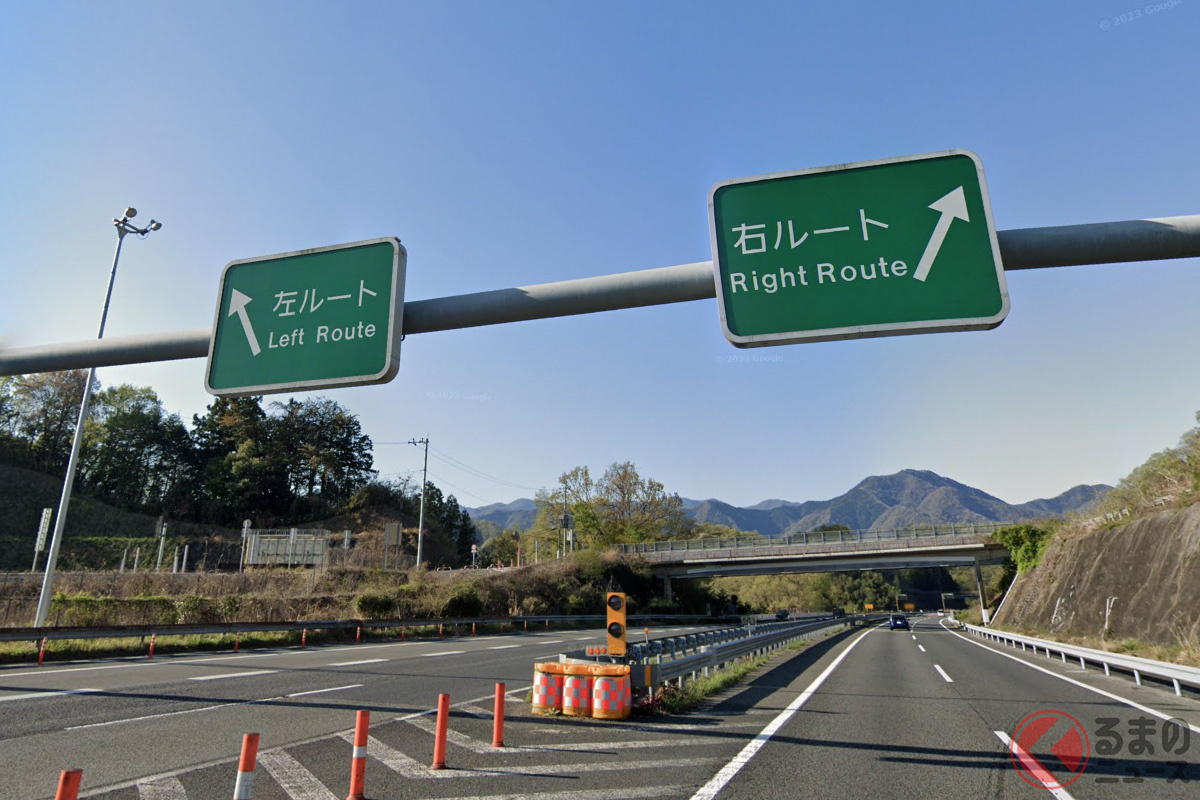 中央道の下り線を走行していると、談合坂SAを過ぎたあたりで道が左右に分かれる(画像:(c)Googleマップ)