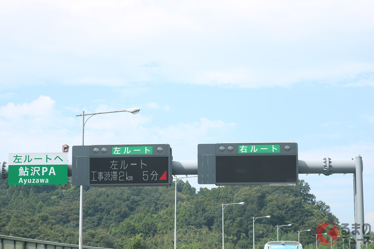 東名高速下り、大井松田ICを過ぎると右ルートと左ルートに分かれ、それぞれの道路状況が表示される
