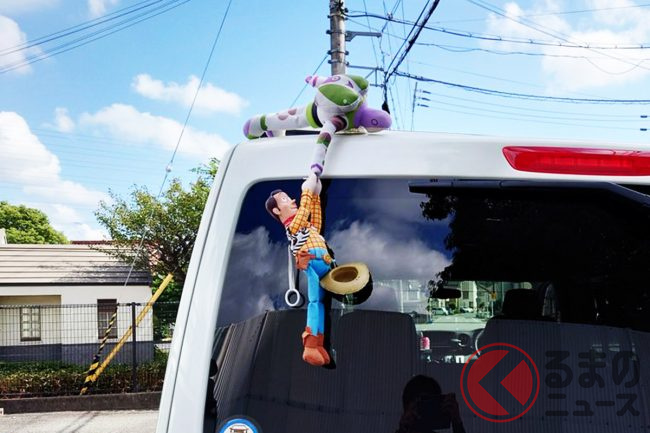 ウッディとバズが落ちる ボディ後方にぶら下がる人形は問題ある Snsで見かける光景の真相 くるまのニュース ウッディとバズが落ちる ボディ後方にぶら下がる人形は問題ある Snsで見かける光景の真相 くるまのニュース