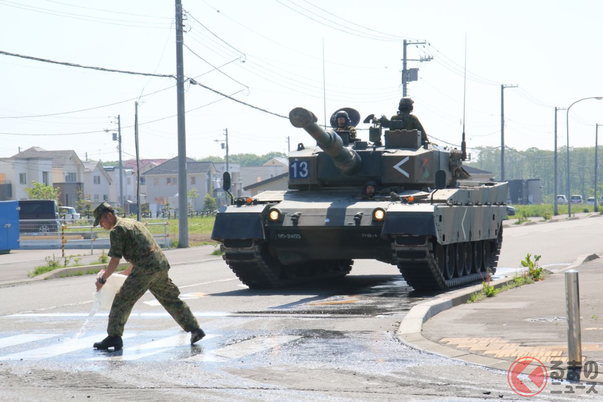 街中を 戦車が走る なぜ 信号も待ちます 戦車も公道を走ります 異様な光景が見られるワケとは くるまのニュース 街中を 戦車が走る なぜ 信号も待ちます 戦車も公道を走ります 異様な光景が見られるワケとは くるまのニュース