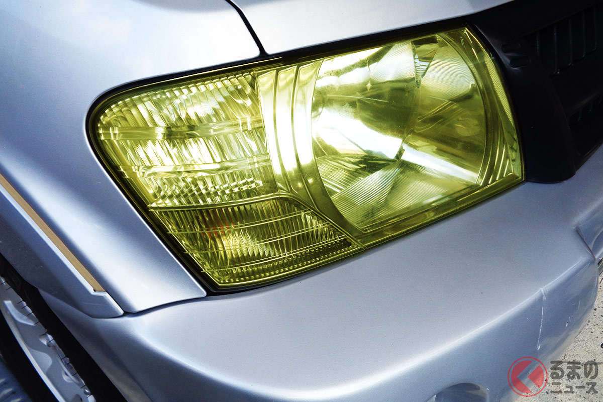 ヘッドライトはどうして黄ばむのでしょうか?