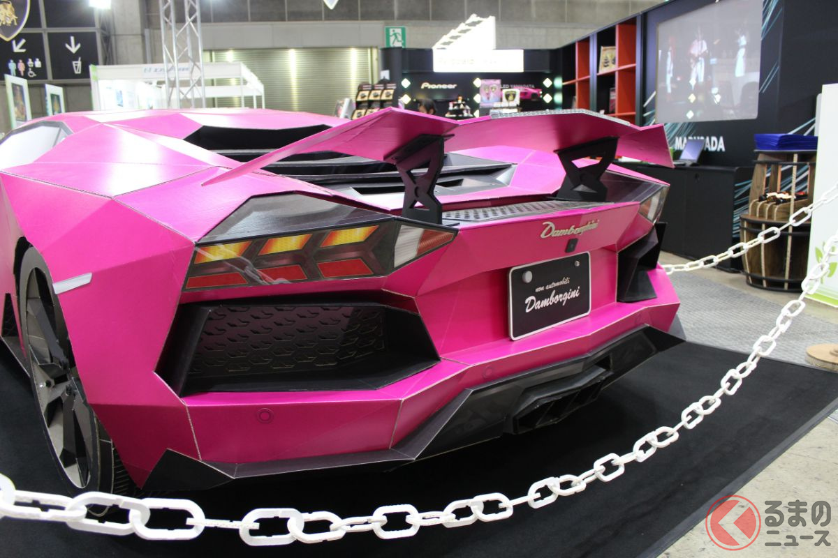 細部まで忠実に再現された「ダンボルギーニ・アヴェンダンボール」(画像提供:今野梱包株式会社)