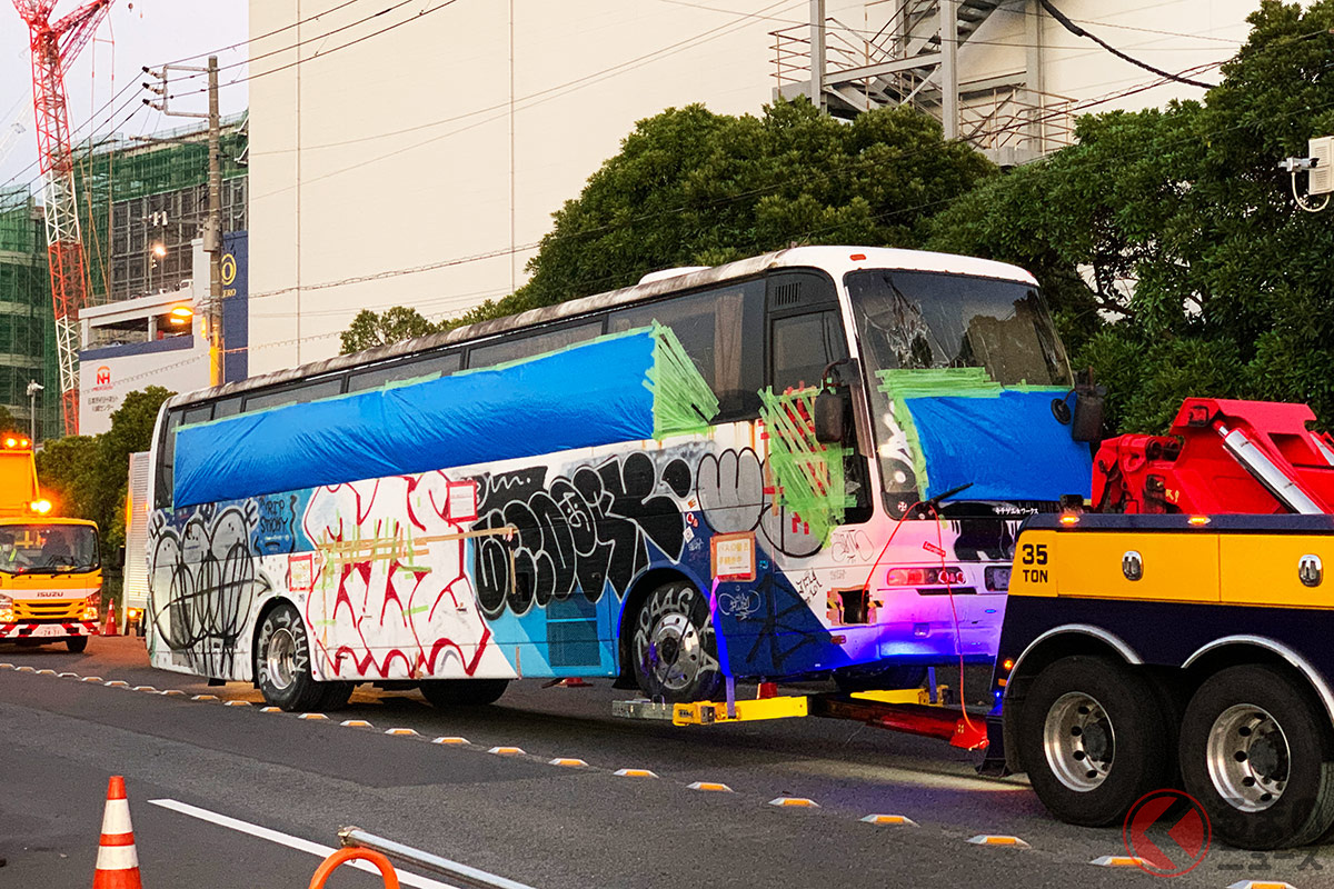 なぜ放置バス存在? 東扇島東公園に1年2か月も放置された大型バスがついに行政代執行を実施!(撮影:加藤博人)