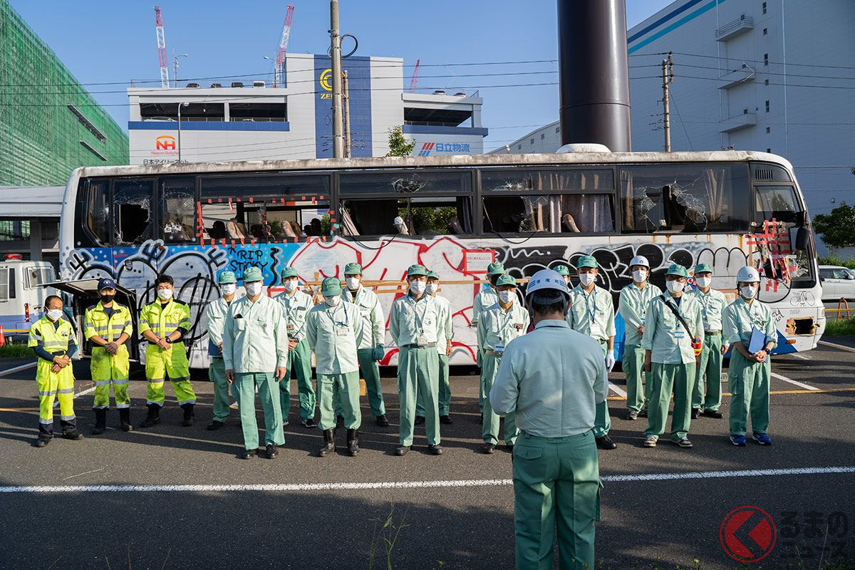 ついに1年2か月も放置されていた大型バスを撤去へ!行政代執行が宣言された!(撮影:加藤博人)