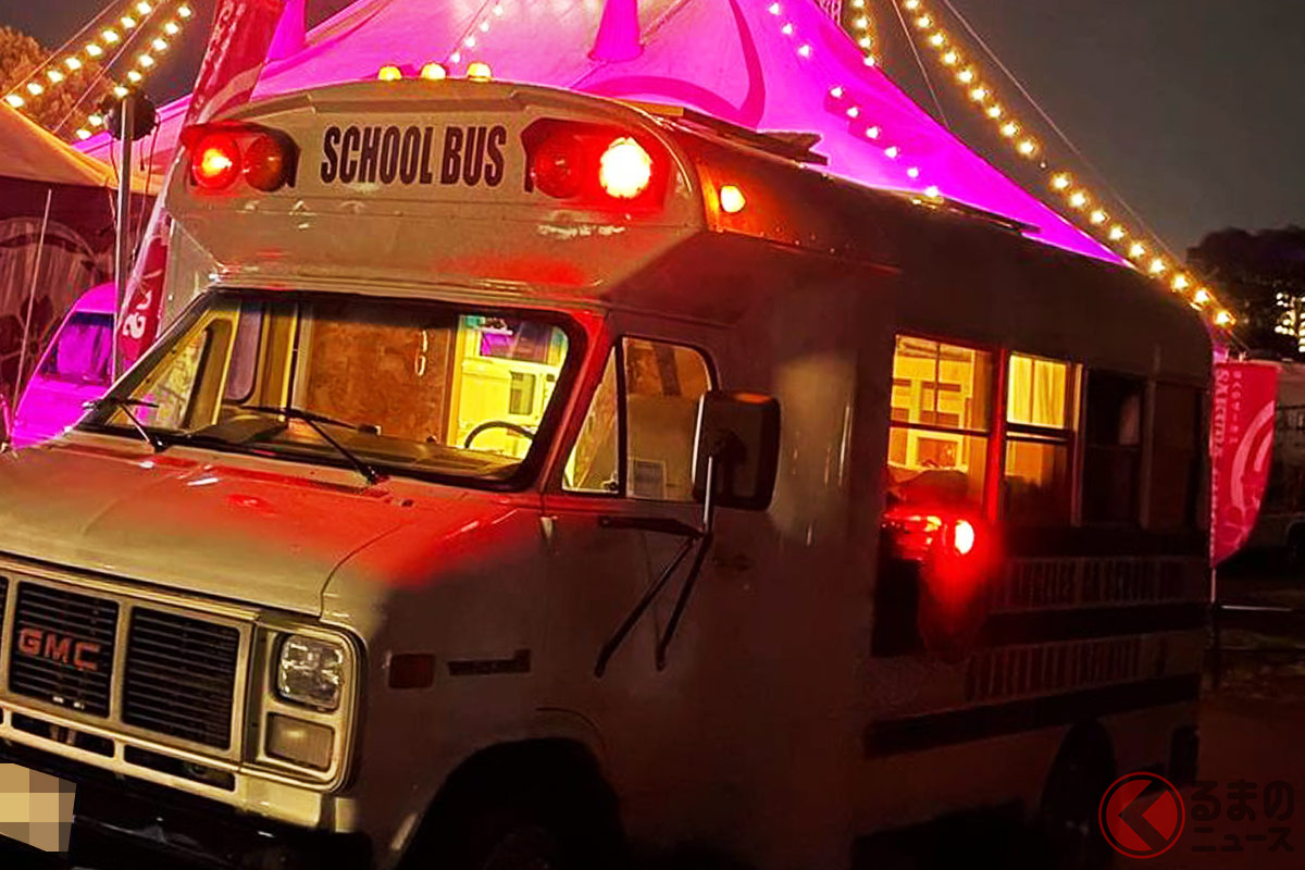 こんなスゴいカスタムカー見たことある? スクールバスをキャンピングカーに仕立てた夢のクルマがスゴい!(画像提供:eri★(@Tentekomai_ch))