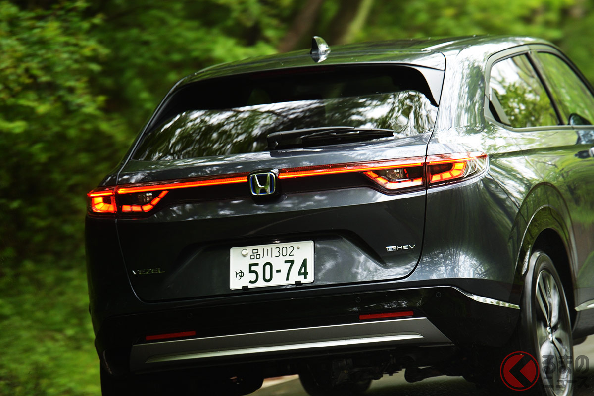 リアにLEDが定番化? ホンダ「ヴェゼル」には横一文字テールライトが採用されている