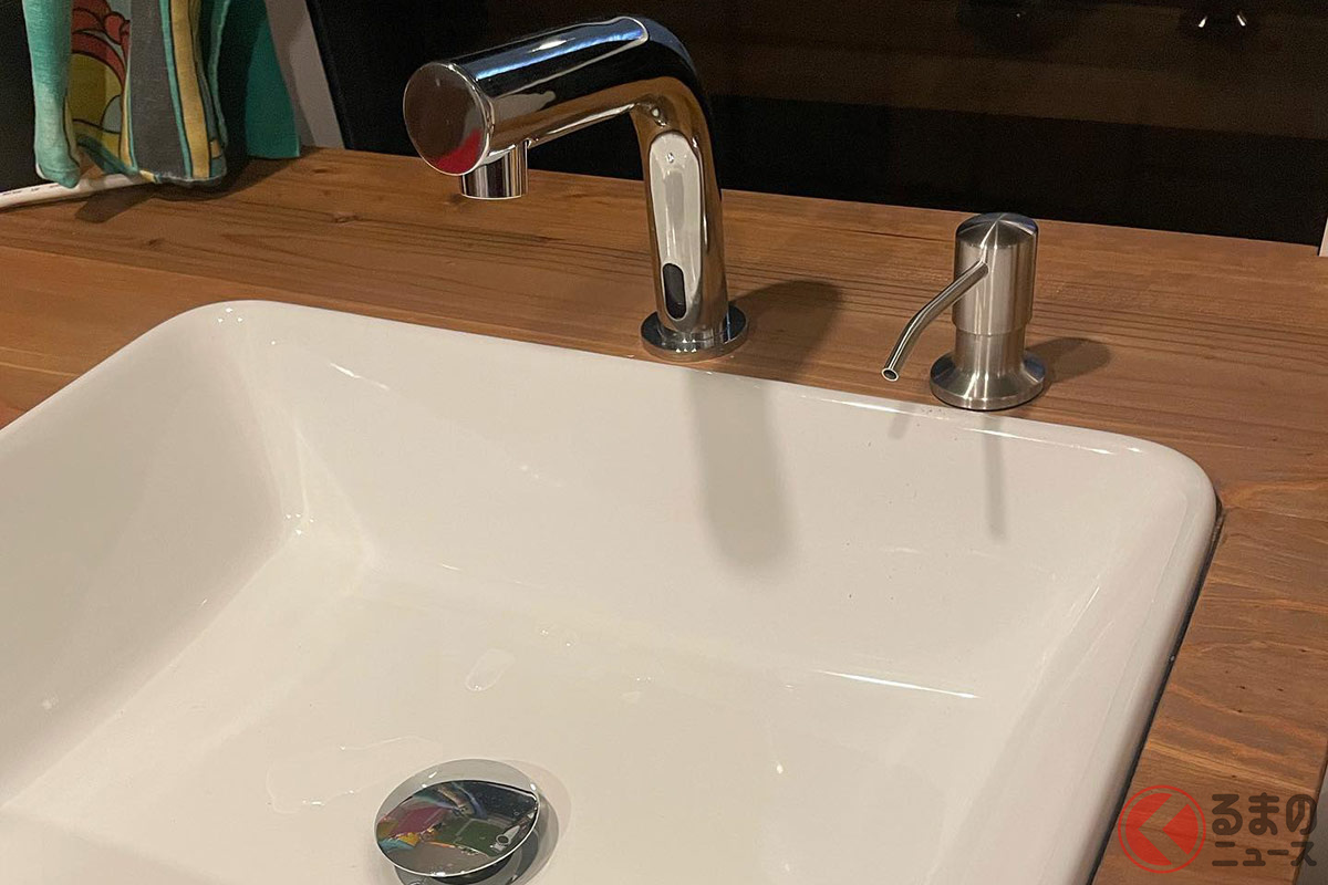 水回り設備まで完璧! こんなスゴいカスタムカー見たことある? スクールバスをキャンピングカーに仕立てた夢のクルマがスゴい!(画像提供:eri★(@Tentekomai_ch))