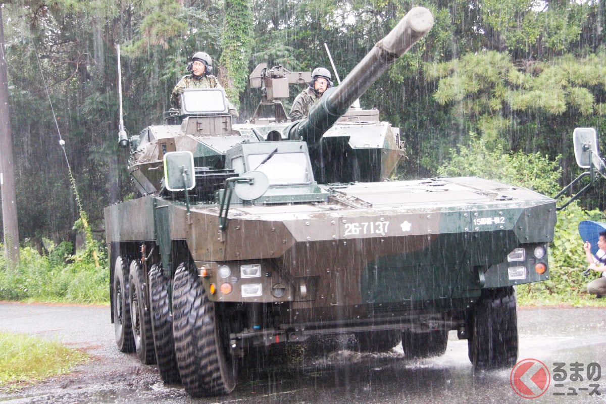 公道に出る16式機動戦闘車。雨天でも乗員は身を乗り出して周囲に注意を払う。操縦席には移動時に取り付ける風防カバーが付けられている。（撮影：PANZER編集部）