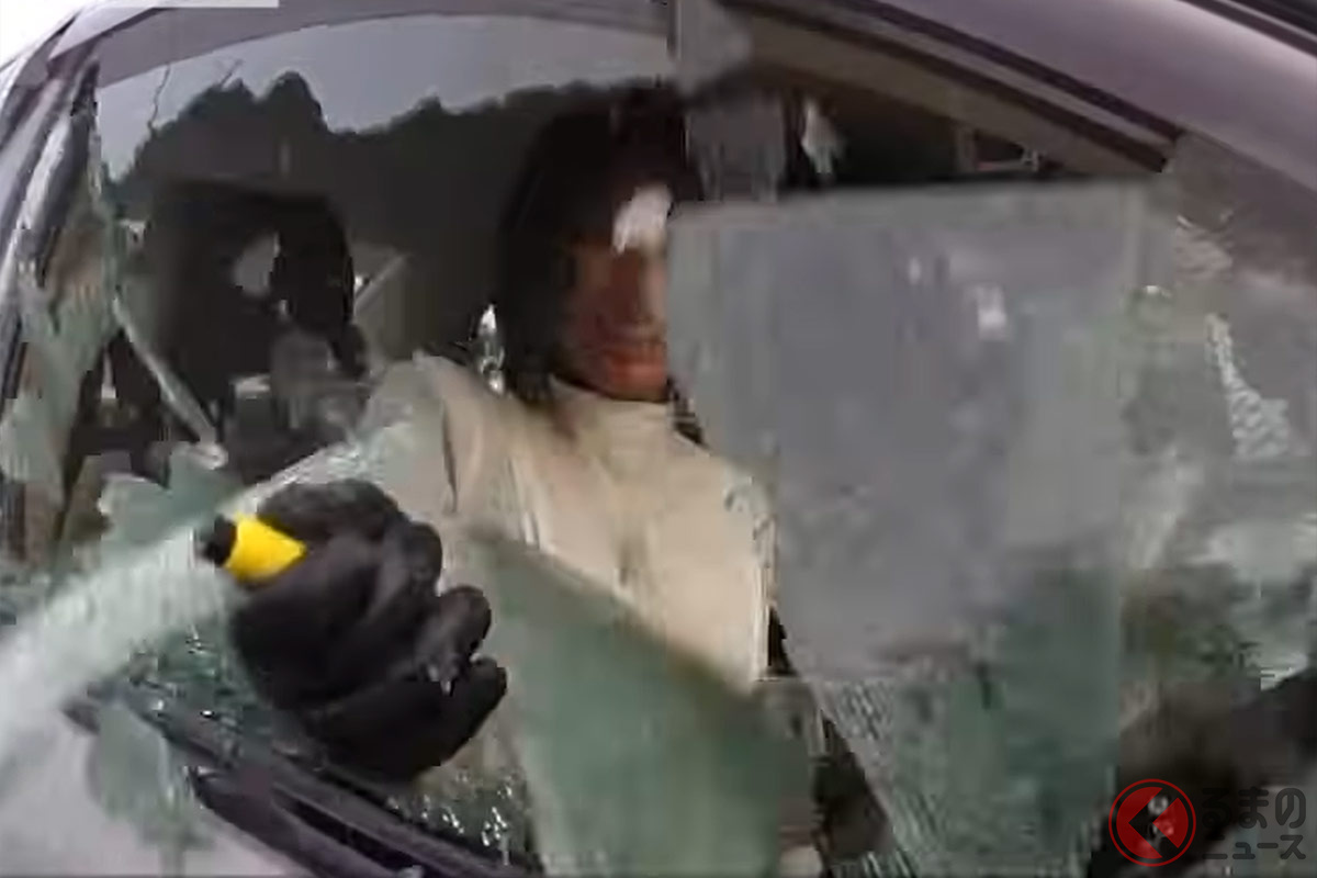 これまで窓を割るなら運転席や助手席の「強化ガラス」が良いとされていた(YouTubeチャンネル:JAF Channelより)