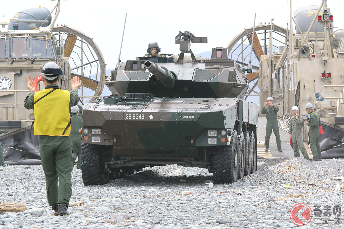 海上自衛隊のエアクッション艇から海岸に上陸した16式機動戦闘車。すぐ運べるという即応性も重要だ。(撮影:PANZER編集部)