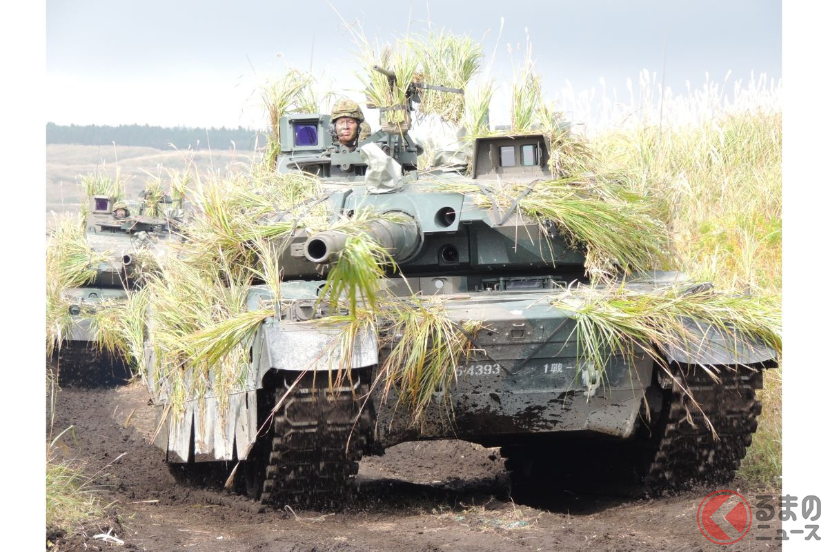 植生で偽装した演習中の10式戦車。センサーが進歩したので車長が戦闘中に頭を出す機会は減って安全性が高まった(撮影:月刊PANZER編集部)
