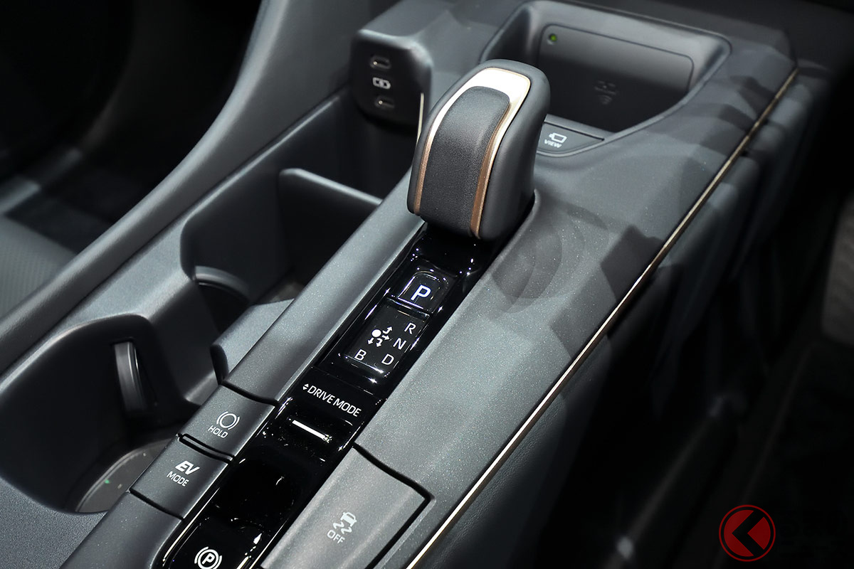 16代目となるトヨタ新型「クラウン」はシフト・バイ・ワイヤ方式を採用したことで配列が変わっている